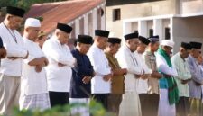 Pemda Banggai Kepulauan bersama Kemenag dan masyarakat menggelar Sholat Istisqa di Taman Kota Salakan guna memohon turunnya hujan di tengah kemarau, Jumat (2/10/26).