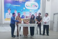 Wabup Hj. Surya Lapasiri, meluncurkan aplikasi IHLAS To’Pay, didampingi Kepala Bapenda Tojo Una-Una, Moh. Isa Ashar Latimumu, Pemimpin Bank Sulteng Cabang Touna Fikri Adam, serta Kiki Christiana dari Divisi Pemasaran dan Jasa PT Bank Sulteng yang hadir mewakili Direktur Utama Hj. Ramiyatie, di Gedung Auditorium Kantor Bupati, Selasa (27/10/2026).