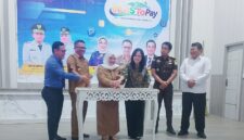 Wabup Hj. Surya Lapasiri, meluncurkan aplikasi IHLAS To’Pay, didampingi Kepala Bapenda Tojo Una-Una, Moh. Isa Ashar Latimumu, Pemimpin Bank Sulteng Cabang Touna Fikri Adam, serta Kiki Christiana dari Divisi Pemasaran dan Jasa PT Bank Sulteng yang hadir mewakili Direktur Utama Hj. Ramiyatie, di Gedung Auditorium Kantor Bupati, Selasa (27/10/2026).