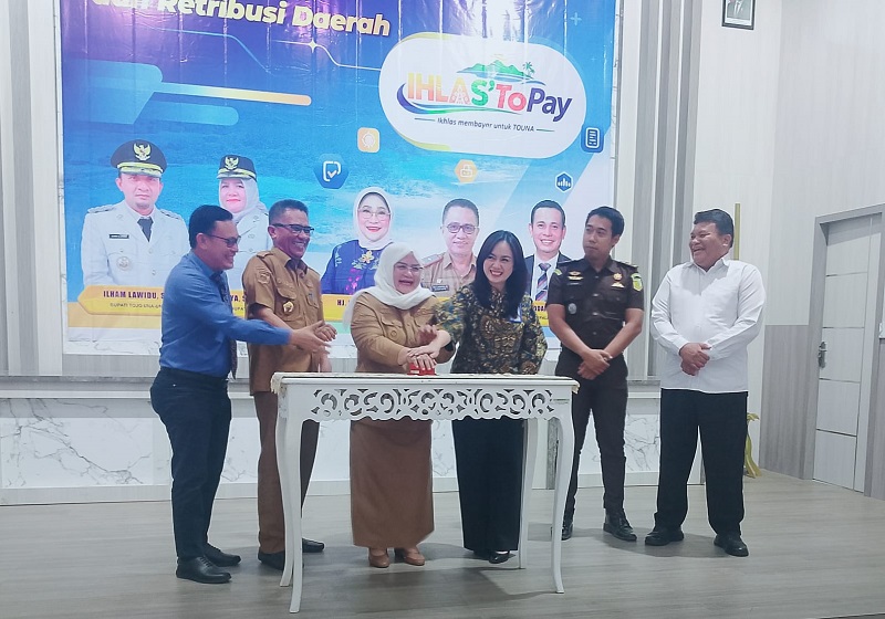 Wabup Hj. Surya Lapasiri, meluncurkan aplikasi IHLAS To’Pay, didampingi Kepala Bapenda Tojo Una-Una, Moh. Isa Ashar Latimumu, Pemimpin Bank Sulteng Cabang Touna Fikri Adam, serta Kiki Christiana dari Divisi Pemasaran dan Jasa PT Bank Sulteng yang hadir mewakili Direktur Utama Hj. Ramiyatie, di Gedung Auditorium Kantor Bupati, Selasa (27/10/2026).