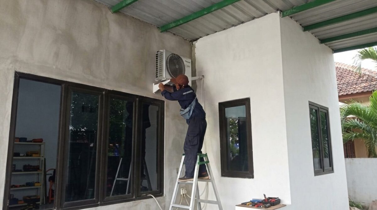 Cuaca panas di Sidoarjo memicu lonjakan permintaan jasa servis dan pemasangan AC, memberi berkah penghasilan bagi para teknisi, Rabu (7/10/26).(dok : Bedainnews.com/Tutuk)