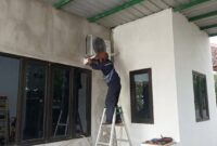 Cuaca panas di Sidoarjo memicu lonjakan permintaan jasa servis dan pemasangan AC, memberi berkah penghasilan bagi para teknisi, Rabu (7/10/26).(dok : Bedainnews.com/Tutuk)