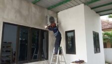 Cuaca panas di Sidoarjo memicu lonjakan permintaan jasa servis dan pemasangan AC, memberi berkah penghasilan bagi para teknisi, Rabu (7/10/26).(dok : Bedainnews.com/Tutuk)
