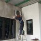 Cuaca panas di Sidoarjo memicu lonjakan permintaan jasa servis dan pemasangan AC, memberi berkah penghasilan bagi para teknisi, Rabu (7/10/26).(dok : Bedainnews.com/Tutuk)