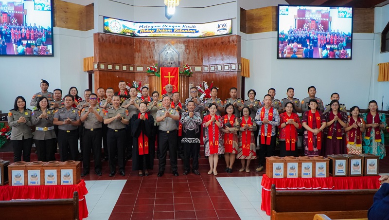 Kapolresta Banggai sapa jemaat melalui Program minggu kasih, Minggu (25/10/26). (Rival)