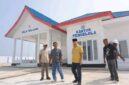 Bupati Banggai Kepulauan Rusli Moidady mengisi hari libur dengan meninjau langsung progres pembangunan Kampung Nelayan di Desa Kalumbatan Totikum Selatan.( Ft : Pemkab Bangkep)