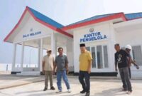 Bupati Banggai Kepulauan Rusli Moidady mengisi hari libur dengan meninjau langsung progres pembangunan Kampung Nelayan di Desa Kalumbatan Totikum Selatan.( Ft : Pemkab Bangkep)