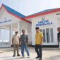 Bupati Banggai Kepulauan Rusli Moidady mengisi hari libur dengan meninjau langsung progres pembangunan Kampung Nelayan di Desa Kalumbatan Totikum Selatan.( Ft : Pemkab Bangkep)
