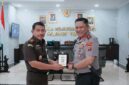 Kapolda Sulawesi Tengah Irjen Pol Rizal Irawan menyerahkan cendera mata kepada Kepala Kejaksaan Tinggi Sulawesi Tengah, Zullikar Tanjung, saat kunjungan kerja di Kantor Kejati Sulteng, Palu, Selasa (20/10/2026).