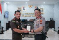 Kapolda Sulawesi Tengah Irjen Pol Rizal Irawan menyerahkan cendera mata kepada Kepala Kejaksaan Tinggi Sulawesi Tengah, Zullikar Tanjung, saat kunjungan kerja di Kantor Kejati Sulteng, Palu, Selasa (20/10/2026).