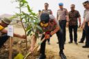 Kapolda Sulawesi Tengah Irjen Pol Rizal Irawan melakukan penanaman pohon dalam kegiatan Green Policing di lingkungan rumah dinas PJU Polda Sulteng, Jumat (30/10/2026).