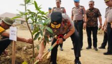 Kapolda Sulawesi Tengah Irjen Pol Rizal Irawan melakukan penanaman pohon dalam kegiatan Green Policing di lingkungan rumah dinas PJU Polda Sulteng, Jumat (30/10/2026).
