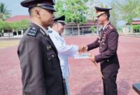 Kapolres Tojo Una-Una AKBP Yanna Djayawidya, S.I.K., M.H., menyerahkan penghargaan kepada Lurah Labiabae Fariz. (Polres Touna)