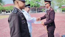 Kapolres Tojo Una-Una AKBP Yanna Djayawidya, S.I.K., M.H., menyerahkan penghargaan kepada Lurah Labiabae Fariz. (Polres Touna)