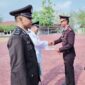 Kapolres Tojo Una-Una AKBP Yanna Djayawidya, S.I.K., M.H., menyerahkan penghargaan kepada Lurah Labiabae Fariz. (Polres Touna)