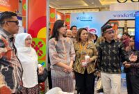 Wakil Bupati Tojo Una-Una, Surya Lapasiri, bersama rombongan saat mengunjungi salah satu stan dalam ajang Wonderful Indonesia Tourism Fair (WITF) 2026 di JIExpo Kemayoran, Jakarta, Kamis (15/10/2026).