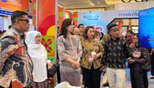Wakil Bupati Tojo Una-Una, Surya Lapasiri, bersama rombongan saat mengunjungi salah satu stan dalam ajang Wonderful Indonesia Tourism Fair (WITF) 2026 di JIExpo Kemayoran, Jakarta, Kamis (15/10/2026).