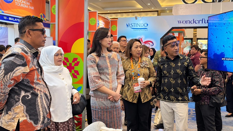 Wakil Bupati Tojo Una-Una, Surya Lapasiri, bersama rombongan saat mengunjungi salah satu stan dalam ajang Wonderful Indonesia Tourism Fair (WITF) 2026 di JIExpo Kemayoran, Jakarta, Kamis (15/10/2026).