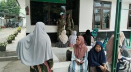 Babinsa Koramil 24 Mutiara Timur Serma Yusrizal mendampingi pendataan Perlinsos warga Pidie sebagai basis data usulan bantuan sosial 2027. (Ft: Bedainnews/Iskandar Pidie)
