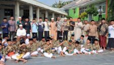 Menghadapi kemarau panjang, ratusan warga dan santri Ponpes DDI Kilongan Permai menggelar Sholat Istisqa dengan dukungan Tirta Dharma PDAM Luwuk Utara, Kamis (01/10/26).