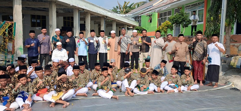 Menghadapi kemarau panjang, ratusan warga dan santri Ponpes DDI Kilongan Permai menggelar Sholat Istisqa dengan dukungan Tirta Dharma PDAM Luwuk Utara, Kamis (01/10/26).