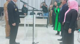 Sekretaris Daerah Kabupaten Tojo Una-Una, Alfian Matajeng, memimpin pelantikan Andi Dalfia sebagai Kepala Dinas Pemuda dan Olahraga serta Ishak W. Kanali sebagai Staf Ahli Bupati Bidang Kemasyarakatan dan Sumber Daya Manusia di Ruang Rapat Bupati Tojo Una-Una, Senin (12/10/2026).