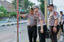 Kapolda Sulawesi Tengah Irjen Pol Rizal Irawan bersama Wakapolda Brigjen Pol Semmy Ronny Thabaa dan jajaran pejabat utama turun langsung melakukan pengaturan arus lalu lintas di sejumlah titik di Kota Palu, Senin (19/10/2026).