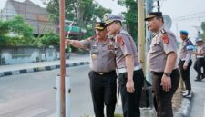Kapolda Sulawesi Tengah Irjen Pol Rizal Irawan bersama Wakapolda Brigjen Pol Semmy Ronny Thabaa dan jajaran pejabat utama turun langsung melakukan pengaturan arus lalu lintas di sejumlah titik di Kota Palu, Senin (19/10/2026).