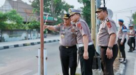 Kapolda Sulawesi Tengah Irjen Pol Rizal Irawan bersama Wakapolda Brigjen Pol Semmy Ronny Thabaa dan jajaran pejabat utama turun langsung melakukan pengaturan arus lalu lintas di sejumlah titik di Kota Palu, Senin (19/10/2026).