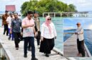 Ketua Umum DPP Pro Jurnalismedia Siber (PJS), Mahmud Marhaba, bersama Budi Dako saat menyambut Wakil Bupati Tojo Una-Una, Surya Lapasiri, dalam pelaksanaan Uji Kompetensi Wartawan (UKW) di Pulau Papan, Desa Malenge, Kabupaten Tojo Una-Una, Sulawesi Tengah, tahun 2025 lalu. (ist)