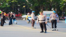 Kapolresta Banggai Kombes Pol Hendri Yulianto pimpin pengamanan humanis aksi mahasiswa SMI di Tugu Adipura Luwuk.( Rival Laumarang)