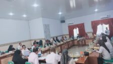 Suasana Rapat Dengar Pendapat Umum Komisi III DPRD Kabupaten Tojo Una-Una bersama Pemerintah Daerah dan perwakilan pelaku UMKM membahas persoalan pajak makanan dan minuman di Ruang Aspirasi DPRD Touna, Rabu (7/10/2026). (Pekmkab Touna/ Budi Dako)
