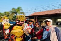 Masyarakat Desa Sumbon Kroya Indramayu menggelar tradisi adat Sedekah Bumi dan Mapag Sri lengkap dengan wayang kulit dan karnaval. (dok : Bedainnews.com/ M Nurdiansyah)