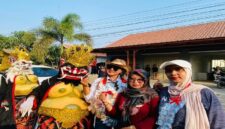 Masyarakat Desa Sumbon Kroya Indramayu menggelar tradisi adat Sedekah Bumi dan Mapag Sri lengkap dengan wayang kulit dan karnaval. (dok : Bedainnews.com/ M Nurdiansyah)