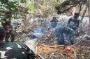 Personel TNI gabungan bersama warga memadamkan karhutla seluas 25 hektare di Cagar Alam Tanjung Api, Kabupaten Tojo Una-Una.