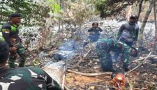 Personel TNI gabungan bersama warga memadamkan karhutla seluas 25 hektare di Cagar Alam Tanjung Api, Kabupaten Tojo Una-Una.