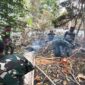 Personel TNI gabungan bersama warga memadamkan karhutla seluas 25 hektare di Cagar Alam Tanjung Api, Kabupaten Tojo Una-Una.