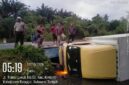 Truk Box Shopee terjun ke sungai di jembatan Manyula. (ist)