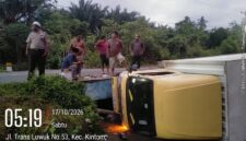 Truk Box Shopee terjun ke sungai di jembatan Manyula. (ist)