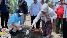 Wakil Bupati Tojo Una-Una, Surya Lapasiri, melakukan peletakan batu pertama penataan sempadan Danau Banano di Kecamatan Tojo, Kamis (8/10/2026).