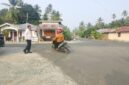 Kasat Reskrim Polres Touna AKP Syarif saat mengatur arus lalulintas di Persimpangan Jalan Raden Saleh, Desa Muara Toba, Kecamatan Ratolindo, Senin Pagi,( 26 /10/2026)